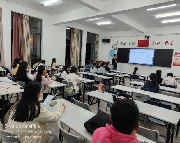 人们在看台上的人在房间里 中度可信度