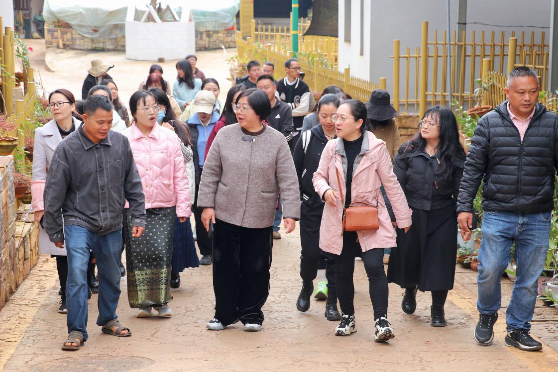 F:\2024.1.14-1.18-澜沧、孟连寒假社会调研\2024.1.14-1.18-澜沧、孟连寒假社会调研-修图\2024.1.18-牛油果基地、边境幸福村允软\IMG_8055(20240118-213113).JPG