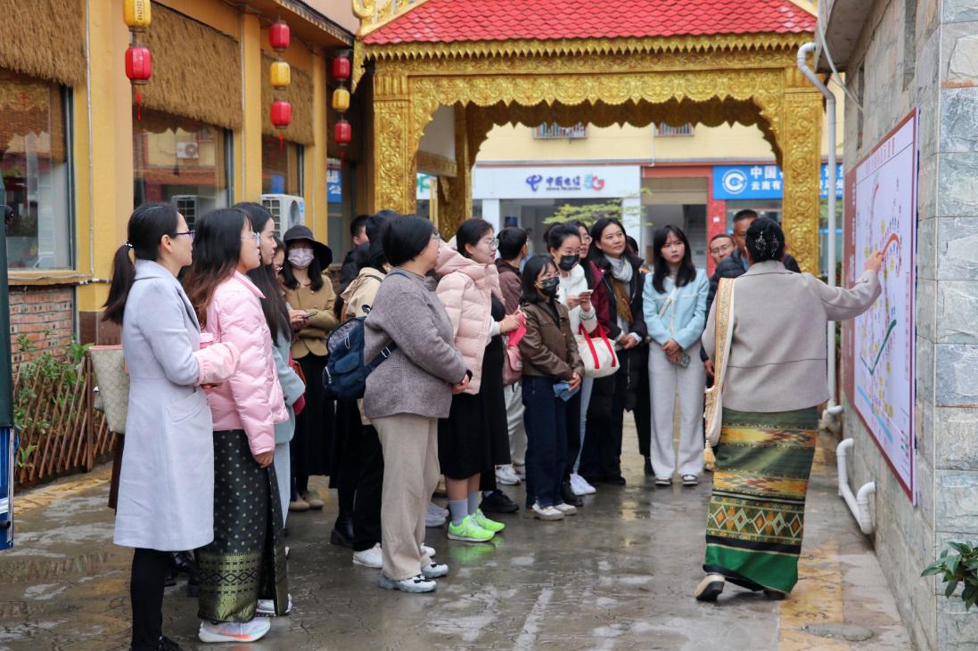 F:\2024.1.14-1.18-澜沧、孟连寒假社会调研\2024.1.14-1.18-澜沧、孟连寒假社会调研-修图\2024.1.17-陇海傣族村小组、边防检查站、实验田、宾弄赛嗨纪念馆、来珠克咖啡庄园\IMG_7876(20240117-194111).JPG