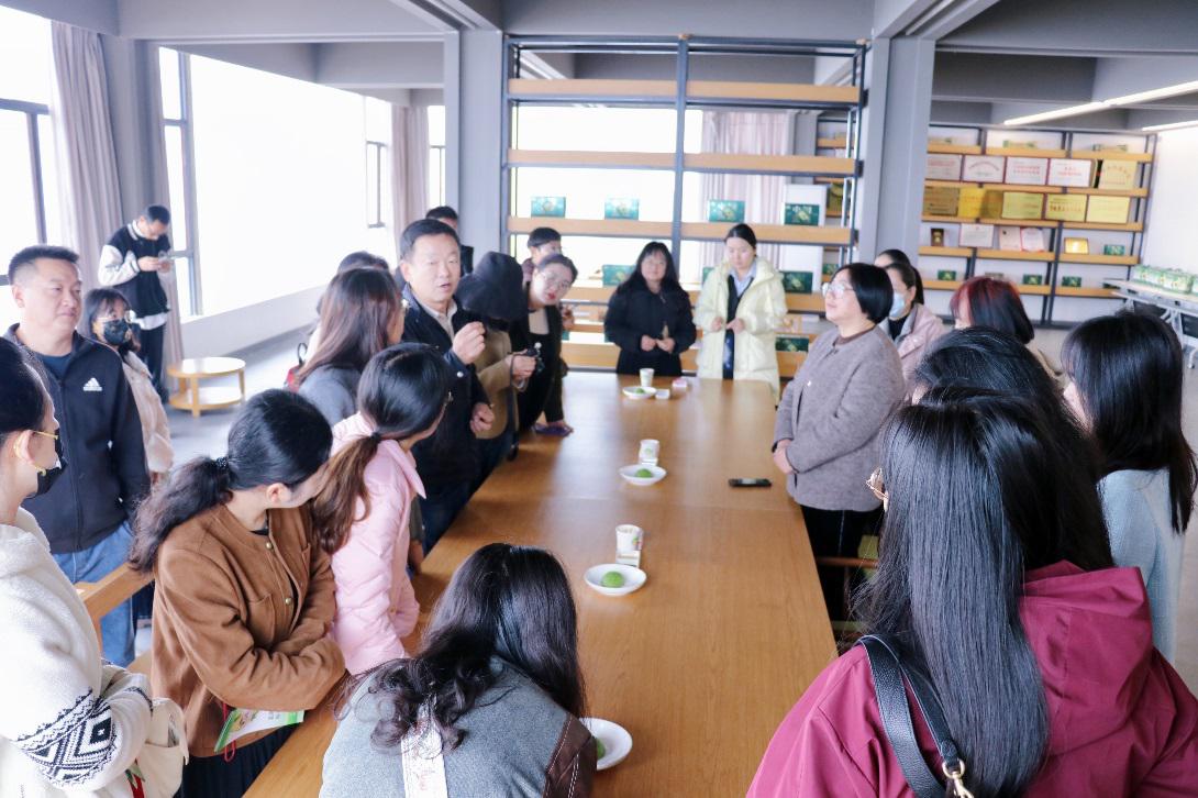 F:\2024.1.14-1.18-澜沧、孟连寒假社会调研\2024.1.14-1.18-澜沧、孟连寒假社会调研-修图\2024.1.18-牛油果基地、边境幸福村允软\IMG_8044(20240118-212513).JPG