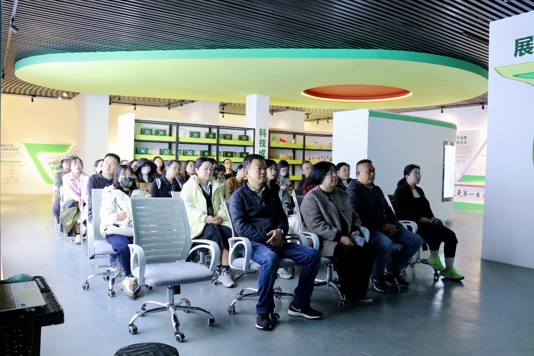 F:\2024.1.14-1.18-澜沧、孟连寒假社会调研\2024.1.14-1.18-澜沧、孟连寒假社会调研-修图\2024.1.18-牛油果基地、边境幸福村允软\IMG_8042(20240118-212446).JPG