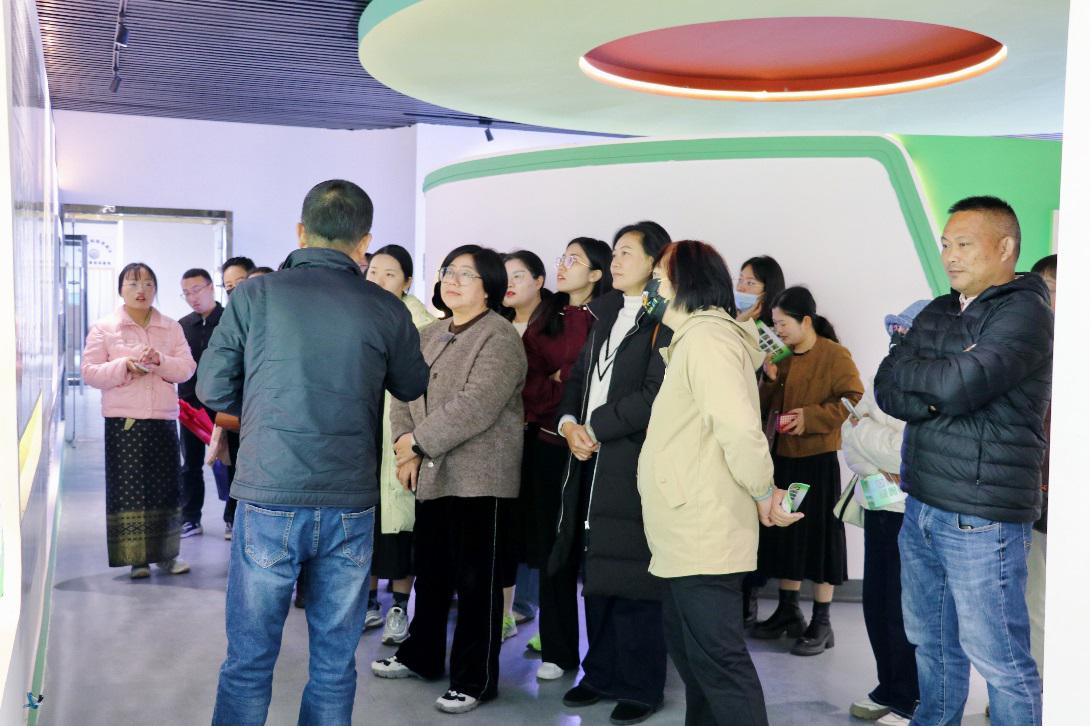 F:\2024.1.14-1.18-澜沧、孟连寒假社会调研\2024.1.14-1.18-澜沧、孟连寒假社会调研-修图\2024.1.18-牛油果基地、边境幸福村允软\IMG_8038(20240118-212359).JPG
