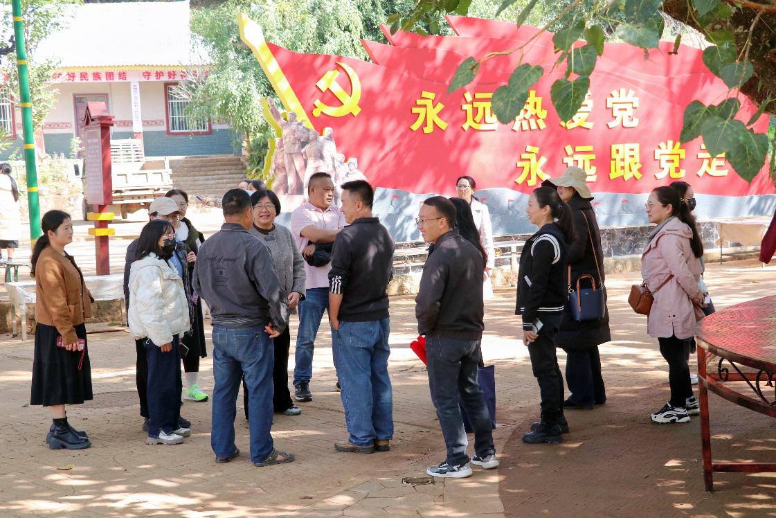 F:\2024.1.14-1.18-澜沧、孟连寒假社会调研\2024.1.14-1.18-澜沧、孟连寒假社会调研-修图\2024.1.18-牛油果基地、边境幸福村允软\IMG_8057(20240118-213143).JPG