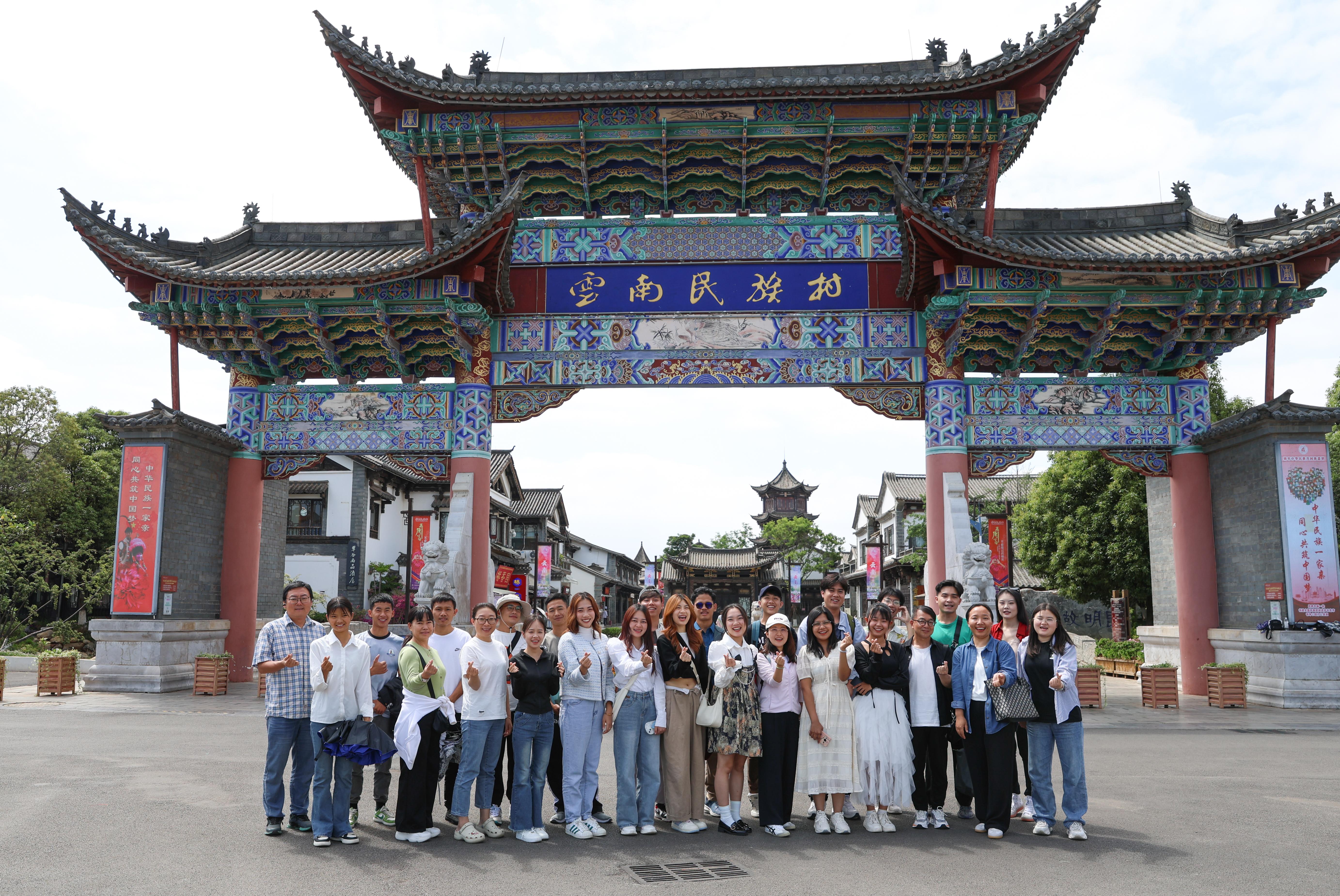 云南民族村合影1