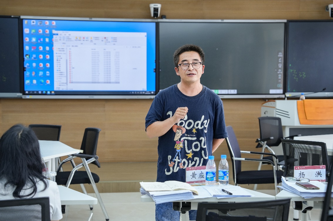 电脑前的男人

AI 生成的内容可能不正确。