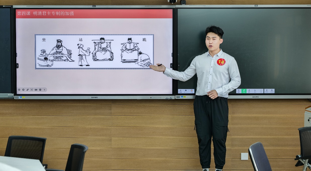 人站在电视前

AI 生成的内容可能不正确。