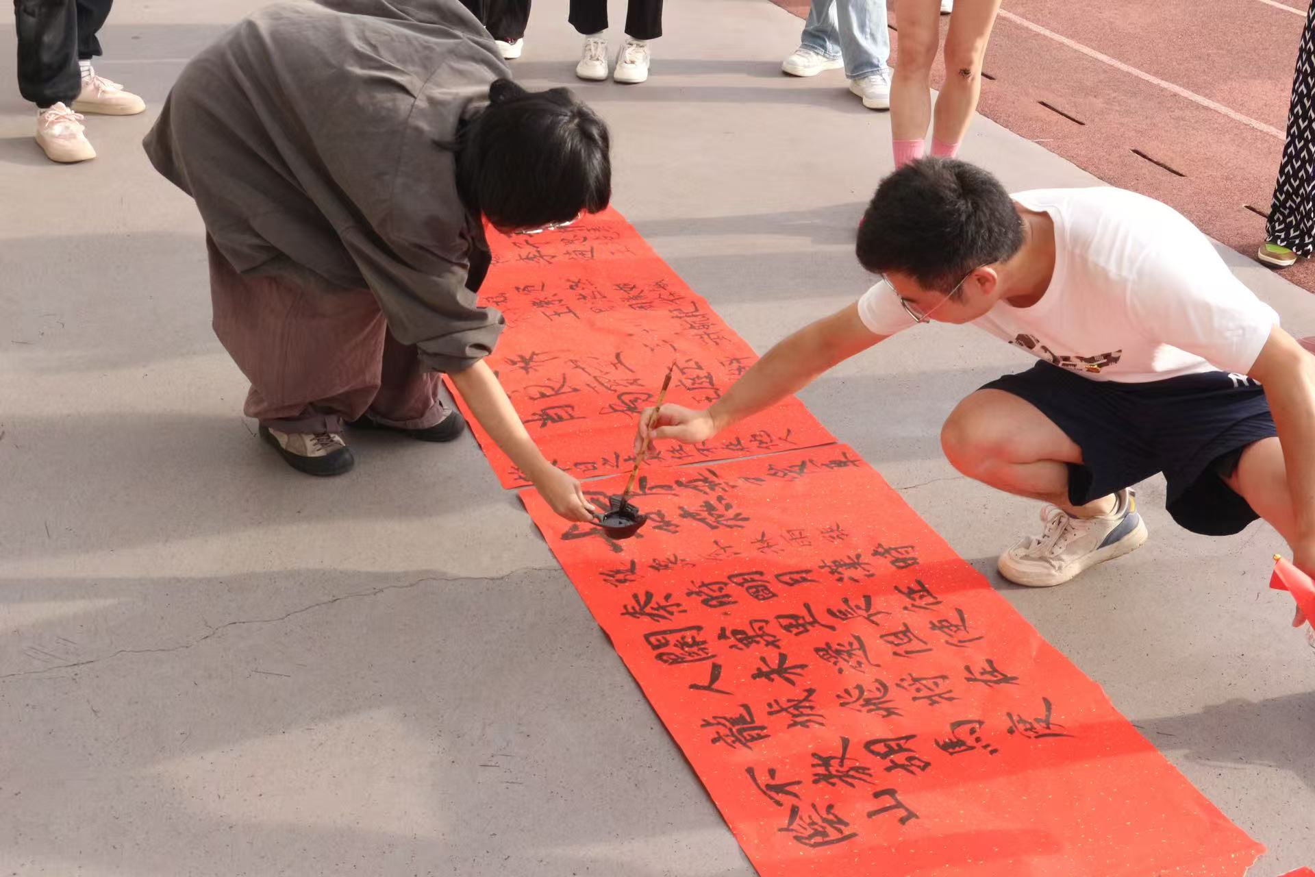 男孩在街道边玩滑板&#xA;&#xA;AI 生成的内容可能不正确。