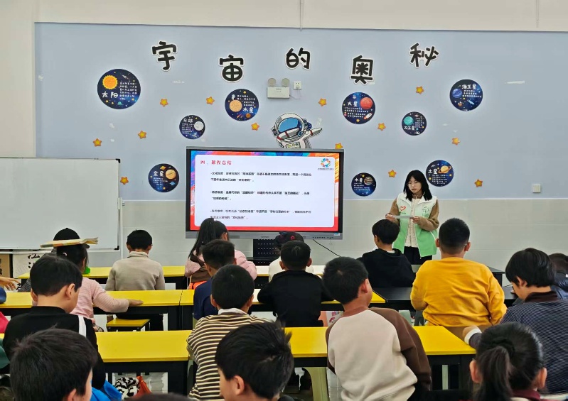 一群人正在听演讲

描述已自动生成