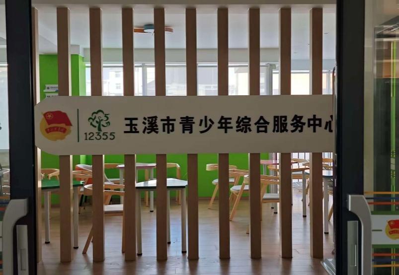 图片包含 椅子, 桌子, 用餐, 厨房

描述已自动生成